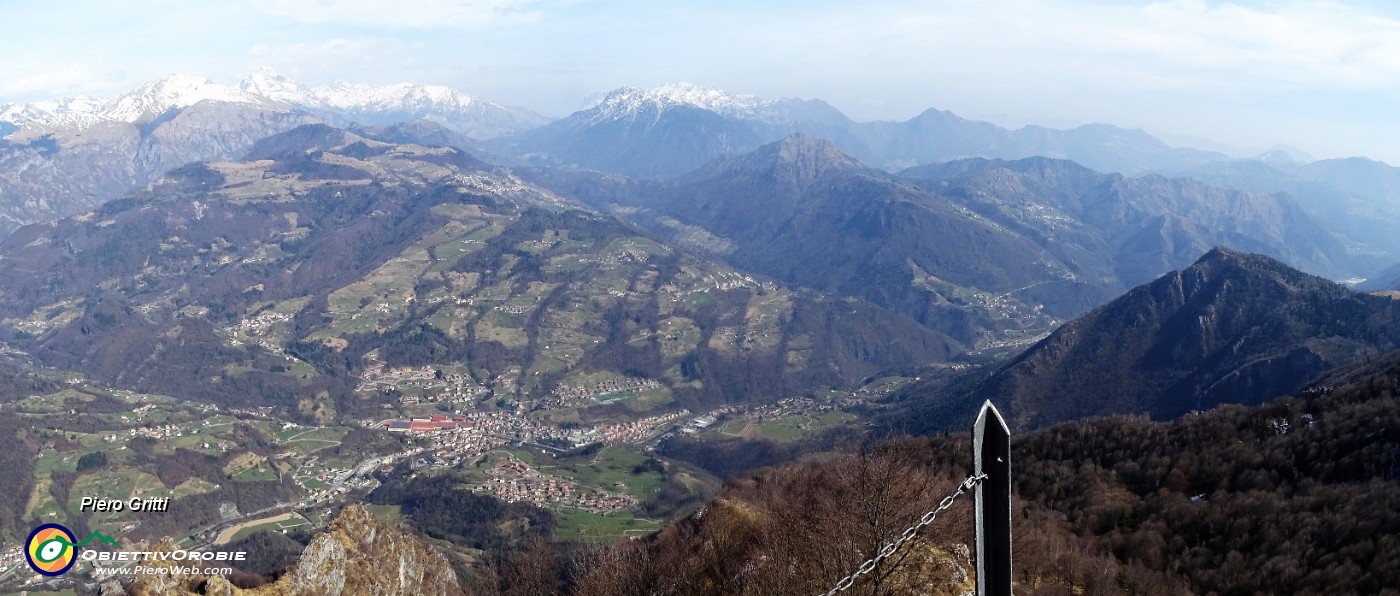 68 Panoramica di vetta dal Pizzo Grande sulla conca di S. Giovanni Bianco.jpg
